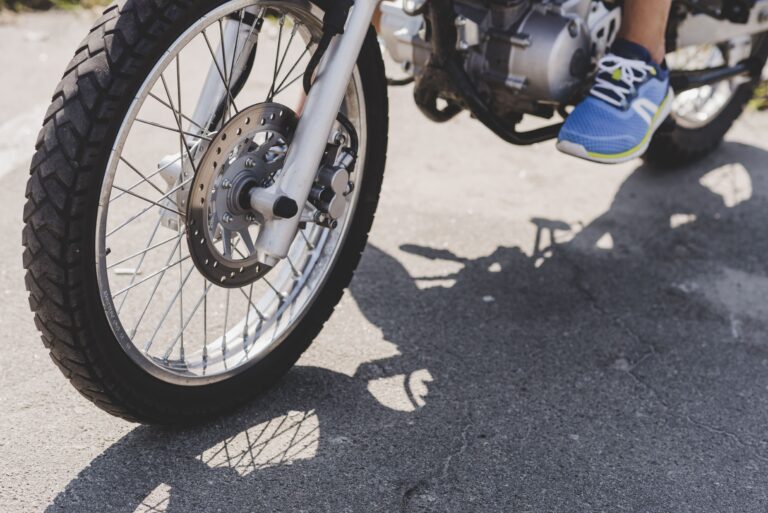 Mengapa Permukaan Ban Sepeda Motor yang Halus Harus Diganti?
